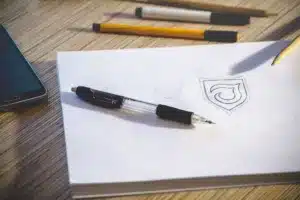 Création logo sur feuille blanche