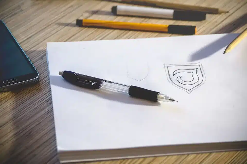 Création logo sur feuille blanche